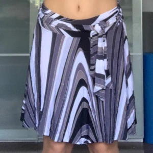 Mönstrad kjol - En cool mönstrad kjol med tillhörande ”bälte” i storlek 36. Från H&M. 