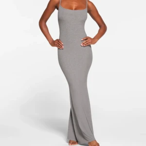 skims klänning - tajt långklänning köpt ifrån skims. använd en gång, inge fläckar eller hål. storlek s men passar mindre och större storlekar då den är väldigt stretchig. 