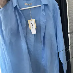 Säljer denna helt nya skjorta från Gina Tricot i jättefin blå färg 🩵 helt ny med lappar kvar