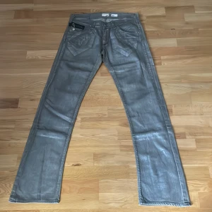 ENERGIE - Säljer ett par tvär feta byxor från märket Energie 😻😻🙏🙏 skit snygga passar både tjejer och killar skulle jag säga 🐱❤️❤️(materialet är typ en silvrig ytbehandling, bootcut)