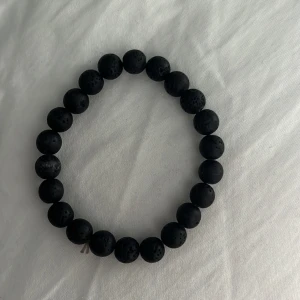 Armband - Jag säljer nu mina två stycken armband som jag inte använder. Det ena platta svarta är böj bart. 55kr för båda stycken 