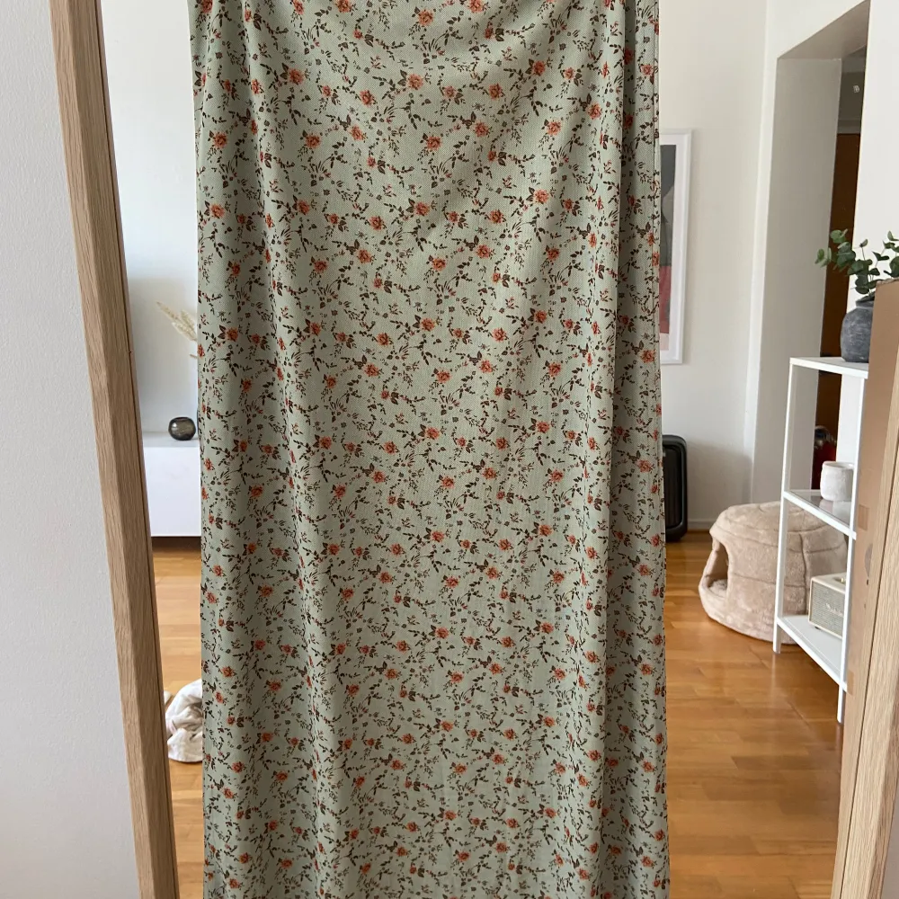 Säljer en romantiskt blommig kjol från Urban outfitters i storlek S. En kjol man bara måste ha i sin sommargarderob 🌻 Aldrig använd för jag har två likadana, Nypris 550kr. Längd: Precis ovanför hälarna (jag är 1.66cm) skriv vid intresse 🌸. Kjolar.