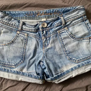 Vintage shorts - Snygga vintage shorts stl S, passar mig bra som brukar ha stl mellan 27-28 evetuellt 26💞💞 skriv vid minsta fundering!💞obs (SÄLJER ÄVEN SKORNA) i en annan annons💞