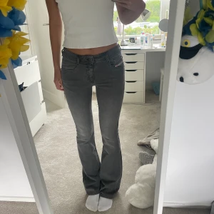 Low waist bootcut jeans  - INTRESSEKOLL! på mina lågmidjade bootcut jeans från Diesel. Knappt använda💕