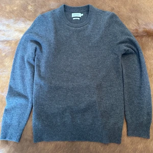 East West tröja - East west tröja i str S Köpt på brothers för 900kr använd 1 gång! Perfekt för sommarkvällarna Passar 170-180