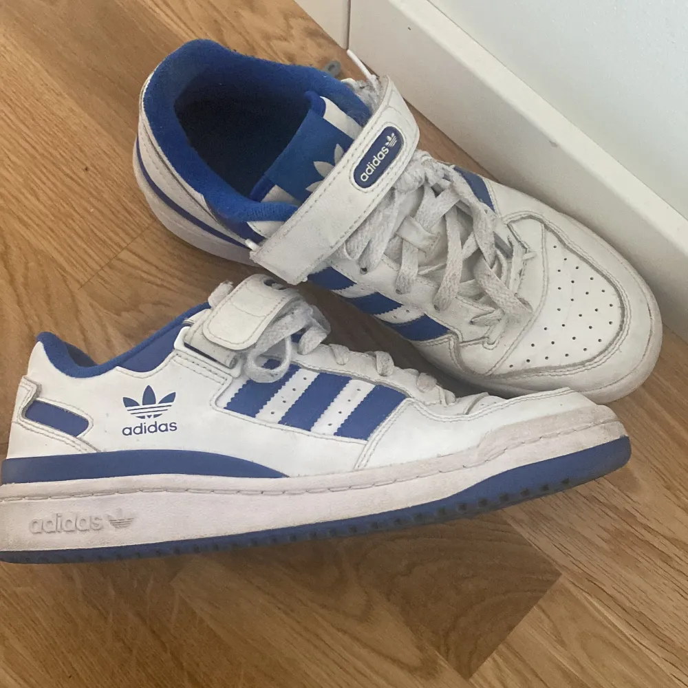 Hej! Säljer dessa blå adidas skor, använda ett fåtal gånger och inga defekter. Passar för både tjejer och killar!💕. Kengät.