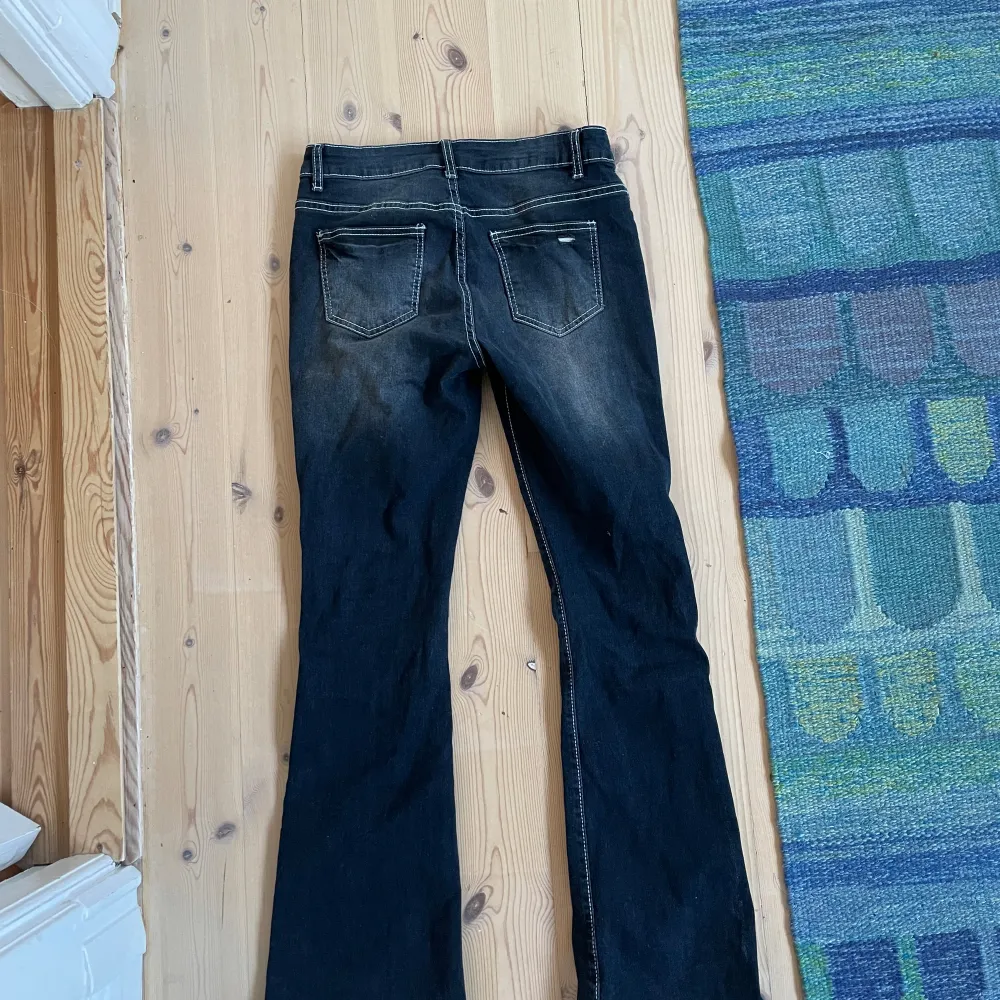 Ett par mörkblåa lågmidjade jeans med vita sömmar. Midjemått 74 + stretch och passar mig som har ungefär 80-82 i midjemått. Skriv gärna till mig först eftersom jag även säljer på Vinted 💞. Jeans & Byxor.