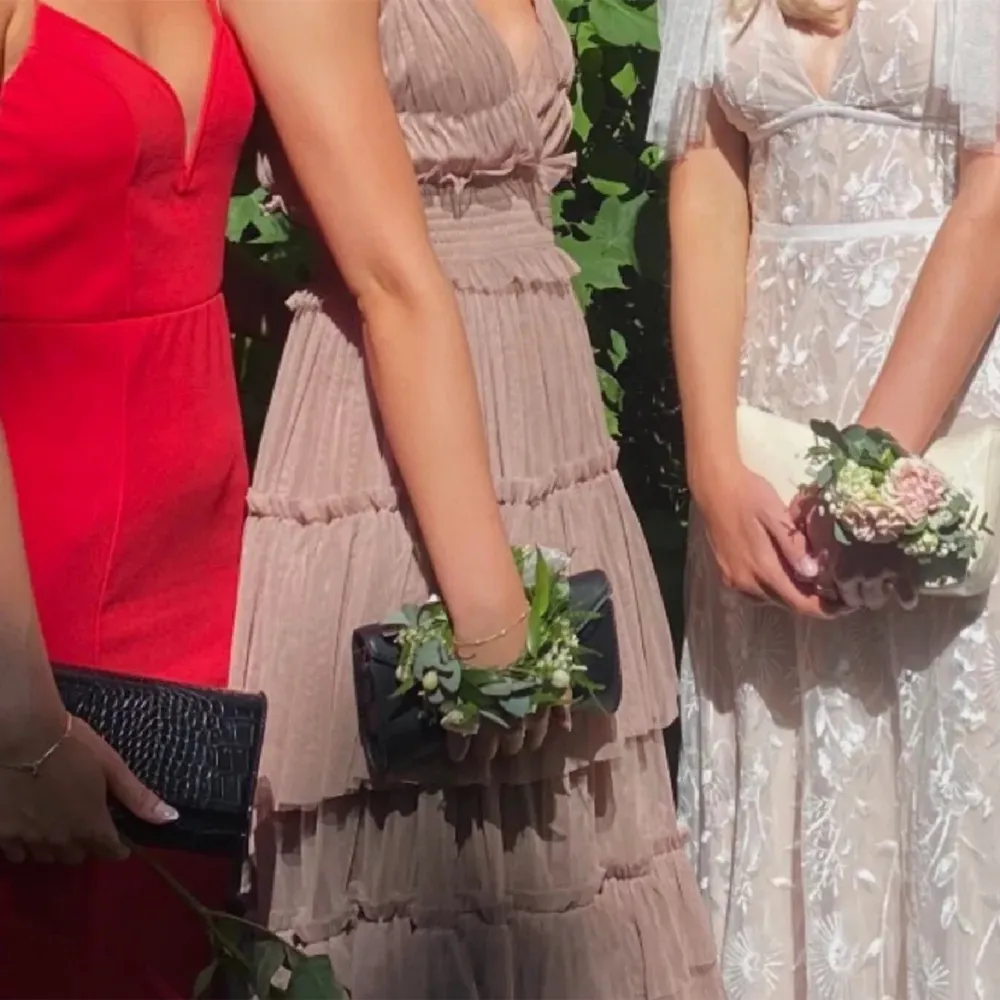 finaste balklänningen ifrån Lace & Beads. Oandvänd med prislappar kvar! Säljer pågrund av att jag inte gillade den på mig. Jätte fin Dammrosa färg. Ordinarie pris 1500kr . Mekot.