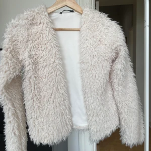 Pälsjacka - Från ginatricot 🌸 Strl XXS. Passar även XS skulle jag säga. I fint skick.