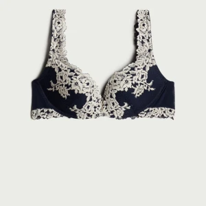 Mörkblå intimissi bh - En populär mörkblå push up bh från intimissimi, säljer för jag köpte fel storlek. Knappt använd och köparen står för frakt. Hör av er! 💓