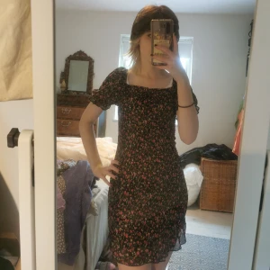 Blommig mermaid bodycon klänning - Jättefin sommarklänning!! Aldrig använd, storlek M men passar mig som är S, materialet är stretchigt så gissar att den passar XS-M. Slutar en bit över knäna. Köp nu funkar bra