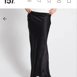 Satinkjol - Helt ny satinkjol från Lager 157!  Säljer på grund av fel storlek.  Oanvänd med prislapp kvar. 