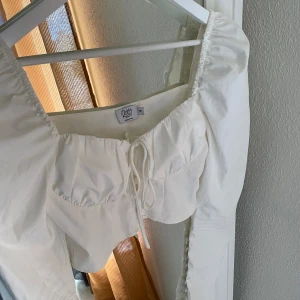 Topp - Söt topp🤍rosett och knappar på ärmarna 🤍