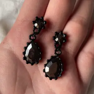 Super fina svarta örhängen i gotisk stil i bra skick 💕 har extra pris på smycken ifall du köper i pack så skicka pm ifall du är intresserad ☺️