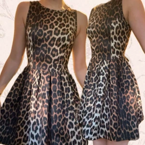 Super söt leopard mönstrad klänning - Söt leopard mönstrad klänning. 