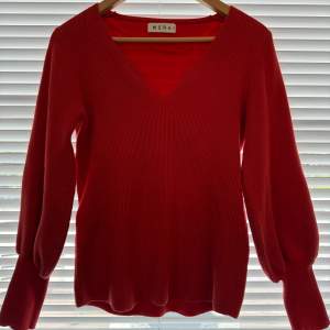 Säljer denna vackra röda tröja ifrån märket WERA, i storlek xs. Tröjan är räfflad och v-ringad, har även väldigt fina ärmar. Väldigt gott skick 