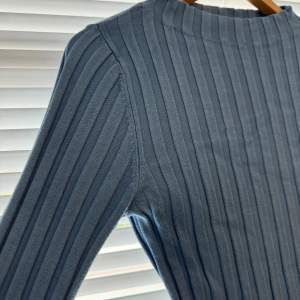 Säljer denna tajta ljusblåa tröja ifrån märket STOCKH LM. Tröjan är räfflad. Storlek s, väldigt gott skick. Elastisk/uttöjbar/skön. (TRÖJAN SÅG MÖRKBLÅ UT PÅ SISTA BILDEN PÅ GRUND AV LJUSET, kolla på 1 eller 2 bilden för den riktiga färgen) 