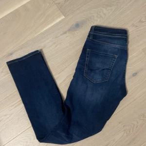 Jack and Jones jeans - Säljer ett par Jack and Jones jeans med modellen slim Tim. Storleken på jeansen är 30/34. Skicket är 8/10!! Hör gärna av er vid frågor eller funderingar, mvh!