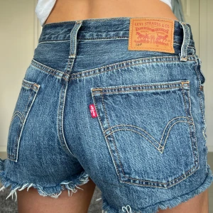 Levis 501 shorts - Midjemått: 35cm rakt över, oanvänd - perfekt skick 💕