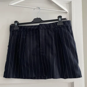 Kjol kritstreck M -  Strl M Använd en gång Mörkblå kritstrecksrandig 