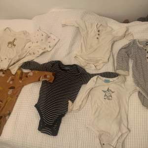 Body för barn, lite olika storlekar och märken. H&M, Lupilu, Lindex, New bie. Har massor med barnkläder, mest pojkkläder. Kom gärna o h fynda. Storlekar mella 0-4 år.