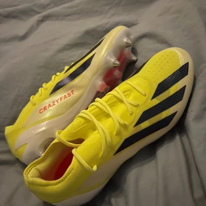 Fotbollsskor Adidas - Hej! Jag säljer dessa fotbollsskor för 1500kr, nypris är 3000kr. Det är skruvdobbar och skorna är aldrig använda!