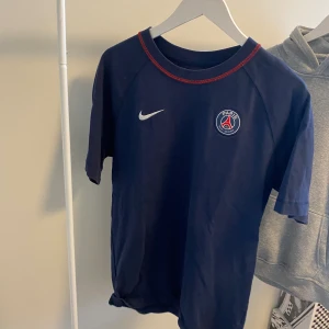 Psg t shirt  - Psg t shirt, den är inte i sport material utan vanligt tyg! Storlek s men är ganska Baggy vilket är najs.