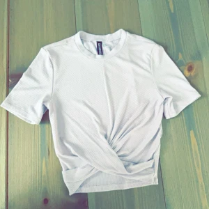 Lila babytee  - Lila babytee från h&m i storlek Xs (158-164)