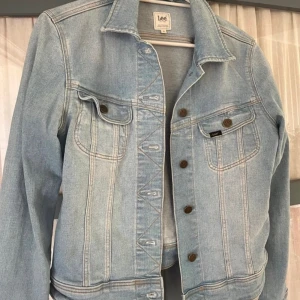 Jeans Jacka Lee - Jeansjacka från Lee i storlek M, men skulle säga att den även passar xs/s. Väldigt bra skick och superfin färg🥰  Pris kan diskuteras 