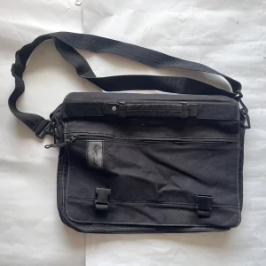 Axelremsväska - ❤️