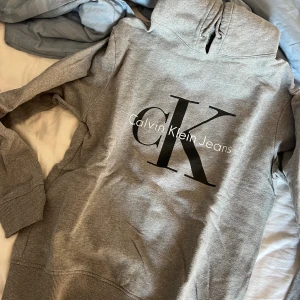 CK HOODIE - Säljer denna gråa hoodie från Calvin Klein❣️pris kan diskuteras. Funkar till både tjej och kille 