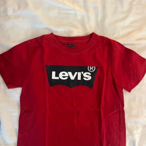 Levis t-shirt - Denna T-shirten är samma som den senas tre annonsen jag har lagt ut, denna är också mycket bra skick 