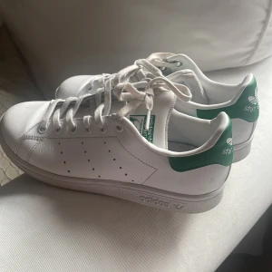 Stan Smith  - Har bara används några gånger, OTROLIGT bra skick för att ha används ett par gånger. 