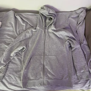 Grå Zip Hoodie Weekday - Grå Zip Hoodie från Weekday. Bra skick. Skriv vid eventuella frågor!