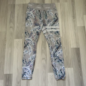 Träningsbyxor - Stronger - Lågt pris - Träningsbyxor från STRONGER. storlek large men passar mig perfekt som en person som använder Medium! 🫶🏻 Byxorna är i ett väldigt fint skick. Köparen står för frakt. 