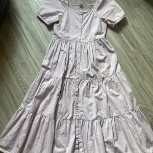 Jätte söt klänning, perfekt nu till sommaren! Från Lindex i storlek 158( xs)! Mycket bra skick använd cirka 2 gånger. 💖