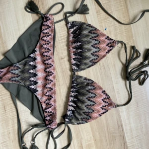 Bikini  - En jättefin bikini från Change. Underdelen är i storlek XS/S Överdelen är i storlek M (men ganska liten i storlek)  Bikinin är varsamt använd och tvättad 1 del för 175, båda 300. Priset kan diskuteras 