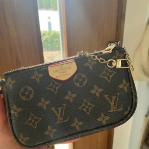 Lousie Vuitton liknande väska - Jätte fin passar till allt