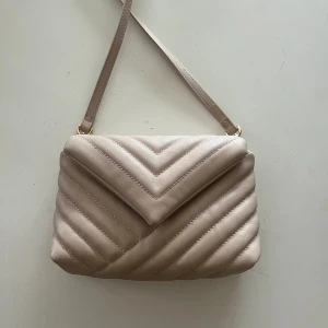 Beige Axelremsväska - Säljer denna fina axelremsväska från mango! I princip oanvänd💕