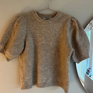 Stickad topp - Söt stickad topp från NA-KD i stl, M I bra skick 💕 Köpare står för frakt🫧