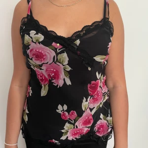 Jätte fin blommig top - En unik svart top med blommor 