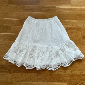 Little remix kjol - Jättefin kjol från Little Remix💓barnstorlek 12 år men passar mig med xs☺️ Inga defekter utan i superbra skick. Nypris runt 1000kr, priset kan diskuteras!