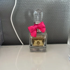 Juicy catore parfym  - Säljer denna juicy catore parfym då jag har samma doft fast i större flaska och behöver inte båda 🩷 köpt för 310kr, den är 30ml och har tyvärr inte kvar kartongen, cirka 1/3 använd skickar gärna mer vid intresse 