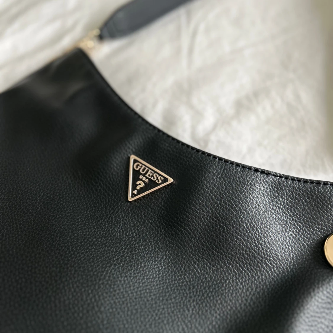 Guess väska svart  - 90