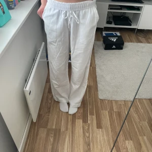 Linnebyxor 💞 - Jätte fina linnebyxor från neo nior använt ca 3 gånger, säljer för att de är för stora för mig. Hör av dig om du är intressant❣️