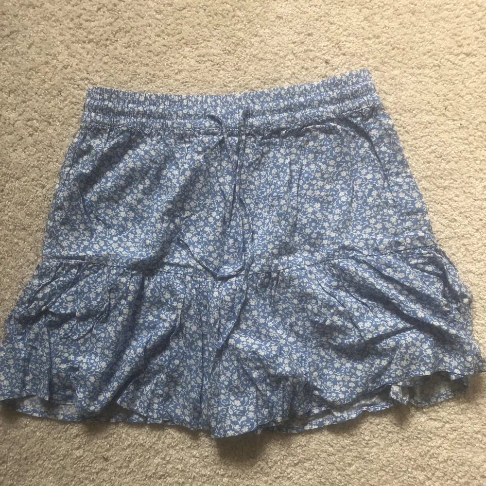 Fin kjol med shorts inuti🤍 Skriv för fler bilder. Kjolar.