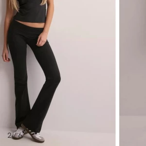 Yoga pants - Populära yogapants som man viker ner, från Nelly. Endast använda hemma ett fåtal gånger så i bra skick.