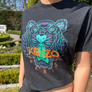 Svart T-shirt med kenzo loggan på. Storlek XS, knappt använd.