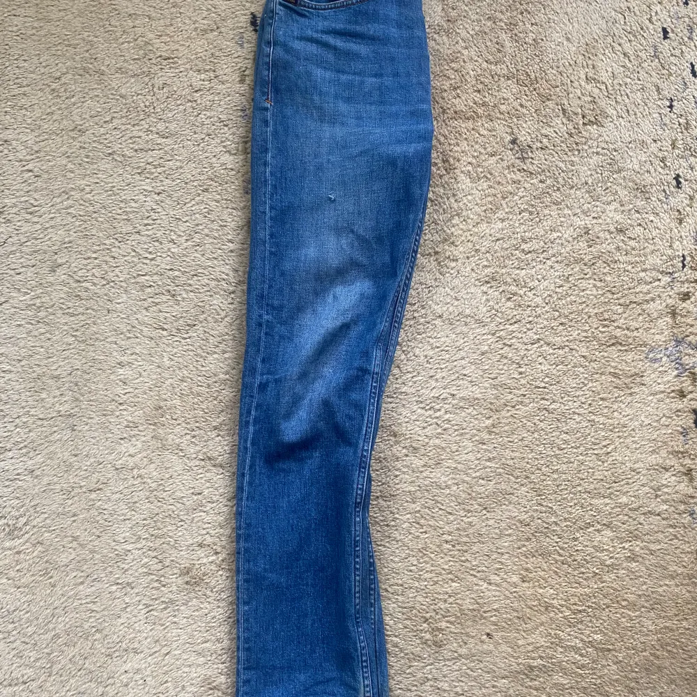 Säljer nu dessa as feta jeans av märket tiger of Sweden storlek 28-30 skick 9-10 mitt pris =350: ny pris =1400 modellen är slim/straight skriv för fler frågor🙌😃. Jeans & Byxor.
