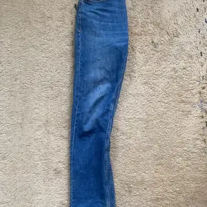 Säljer nu dessa as feta jeans av märket tiger of Sweden storlek 28-30 skick 9-10 mitt pris =350: ny pris =1400 modellen är slim/straight skriv för fler frågor🙌😃